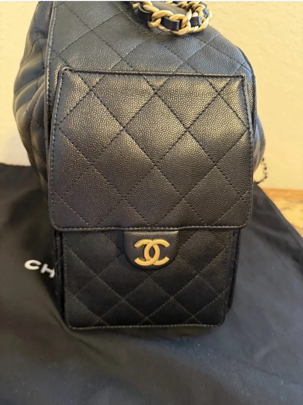 Chanel 25 bag in black grain leather and golden hardware. Medium size.